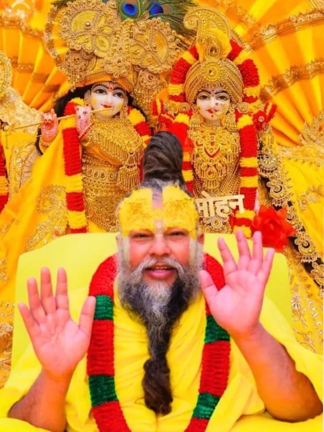 Premanand Ji Maharaj with hands raised before the Radha asan at Shri Hit Radha Keli Kunj, Vrindavan