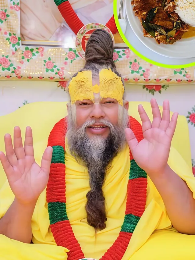 Premanand Ji Maharaj with both palms raised towards devotees at Shri Hit Radha Keli Kunj, Vrindavan