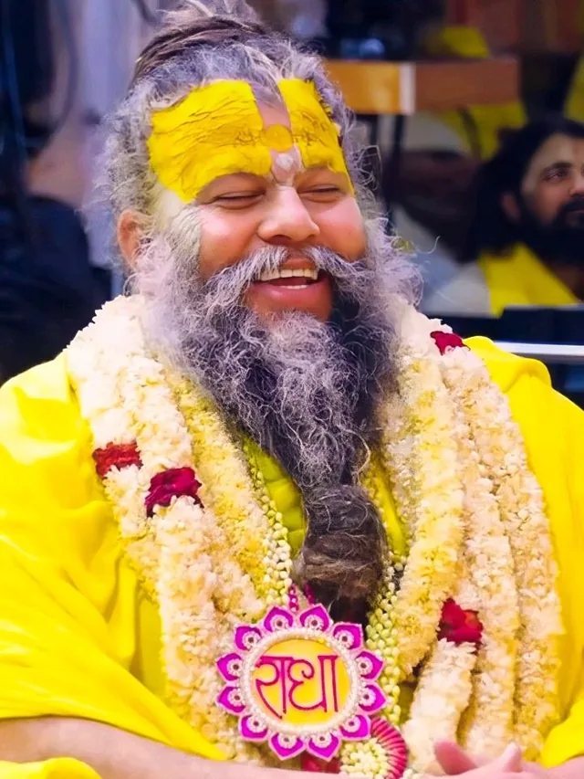 Premanand Ji Maharaj garlanded, seated during morning satsang at Shri Hit Radha Keli Kunj, Vrindavan