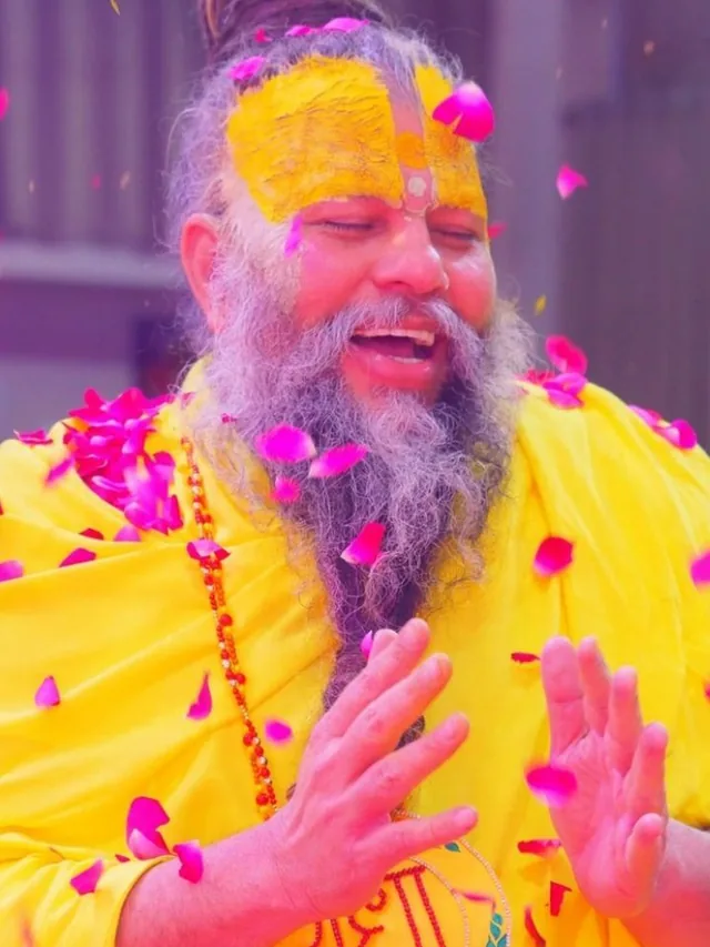 Premanand Ji Maharaj amid colours during a festival satsang at Shri Hit Radha Keli Kunj, Vrindavan