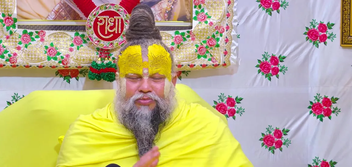 Premanand Ji Maharaj one finger raised while teaching