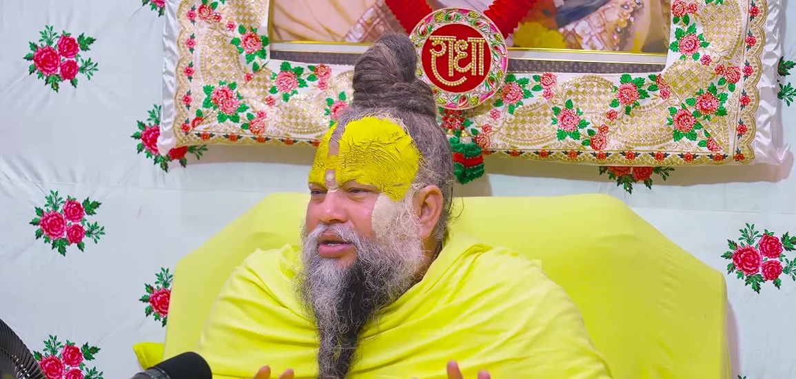 Premanand Ji Maharaj gesturing with one hand during satsang
