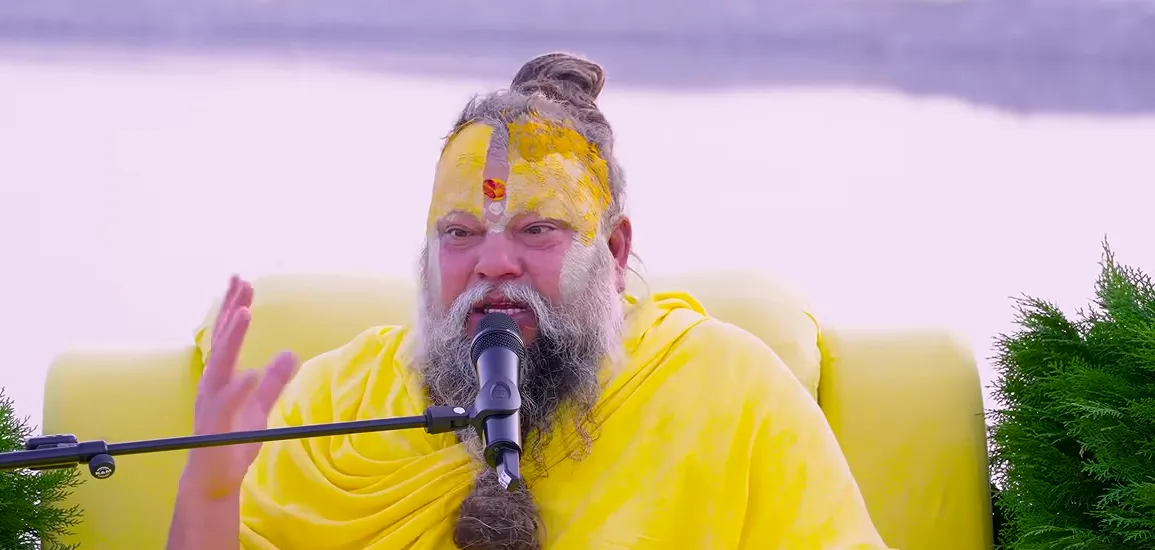 Premanand Ji Maharaj morning satsang beside the water, microphone in front