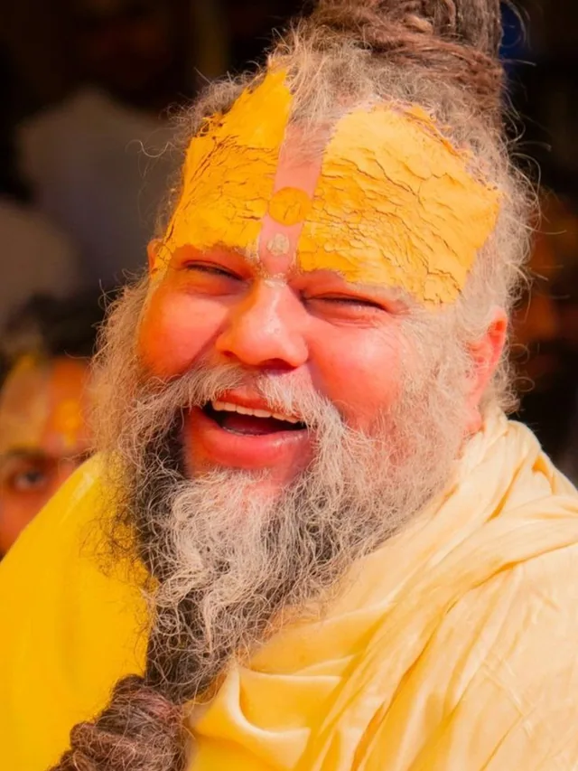 Premanand Ji Maharaj smiling in profile at Shri Hit Radha Keli Kunj, Vrindavan