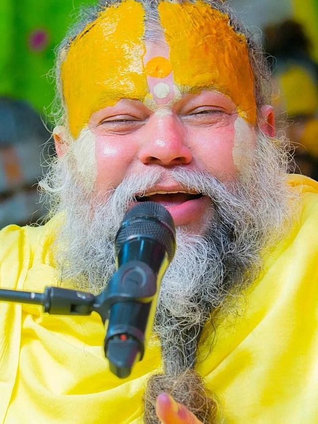 Premanand Ji Maharaj speaking into the microphone during satsang at Shri Hit Radha Keli Kunj, Vrindavan